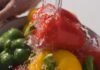 Frutta e verdura che vengono sciacquate