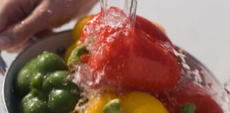 Frutta e verdura che vengono sciacquate