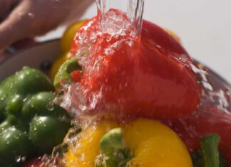 Frutta e verdura che vengono sciacquate