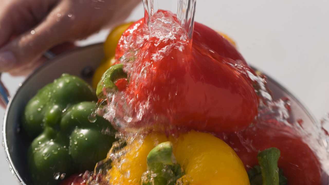 Frutta e verdura che vengono sciacquate