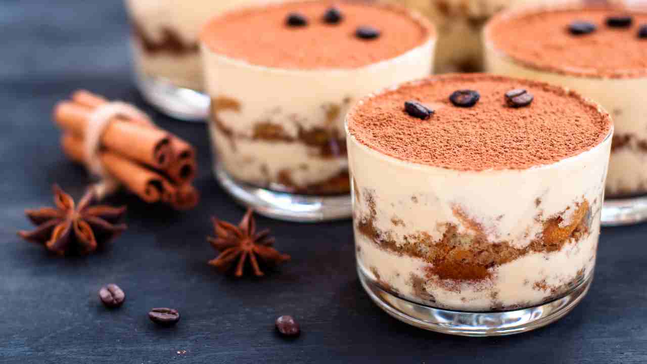 Se il tiramisù fosse estivo, fresco e leggero come un gelato, ecco la versione senza uova e senza sbattimenti
