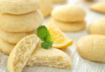 Se ti dico che con tre ingredienti base fai questi biscotti friabili al limone mi credi o devi mangiarli per forza?