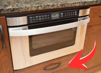Un forno che sovrasta un cassetto in cucina