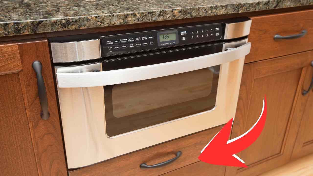 Un forno che sovrasta un cassetto in cucina