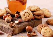 Sono dei biscottini semplici che fanno al caso tuo. Ci metto del miele e un po' di frutta secca. Io uso questa