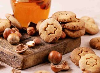 Sono dei biscottini semplici che fanno al caso tuo. Ci metto del miele e un po' di frutta secca. Io uso questa