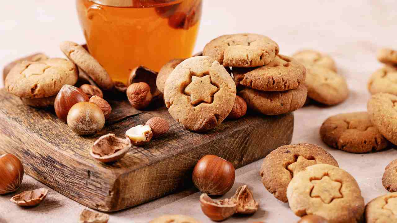Sono dei biscottini semplici che fanno al caso tuo. Ci metto del miele e un po' di frutta secca. Io uso questa