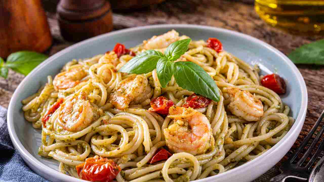 Spaghetti al pesto pomodori e gamberi RicettaSprint