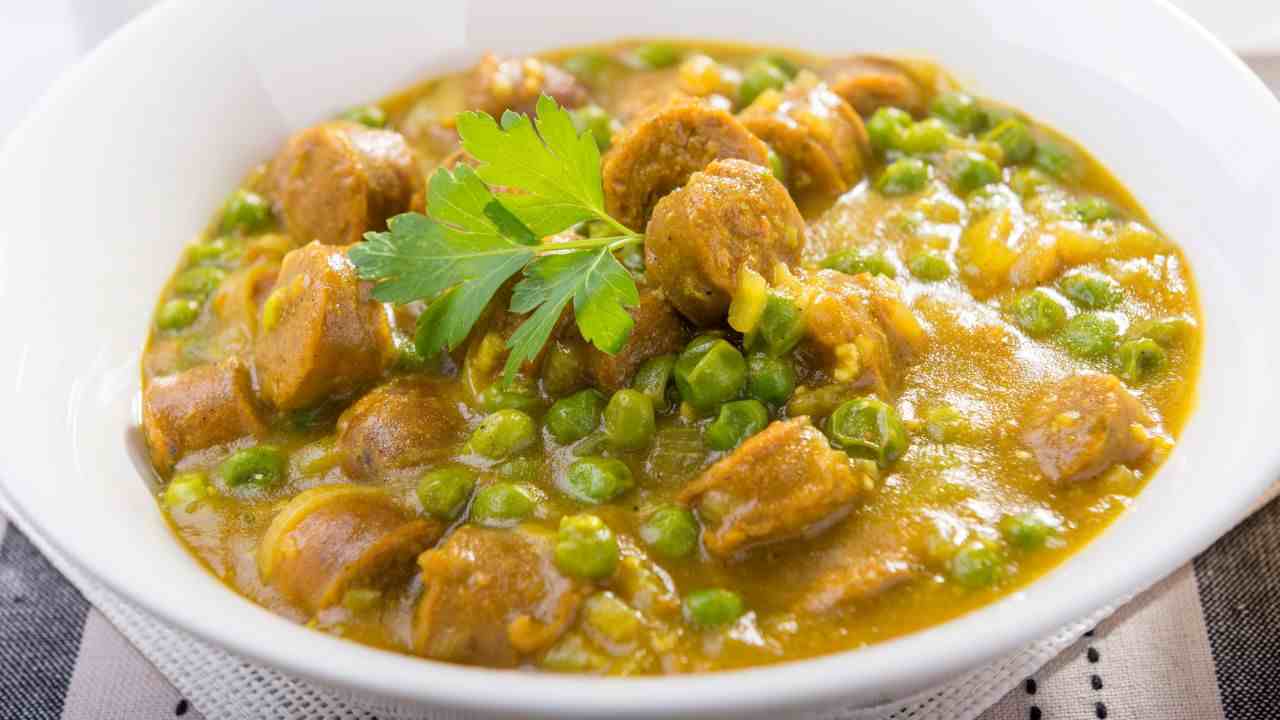 Spezzatino veloce di piselli e salsicce