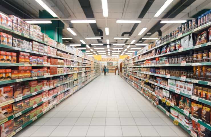 Una corsia di supermercato