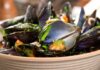 Delle cozze pulite in un contenitore capiente