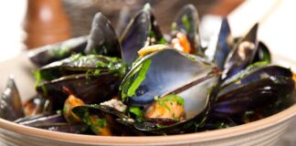 Delle cozze pulite in un contenitore capiente