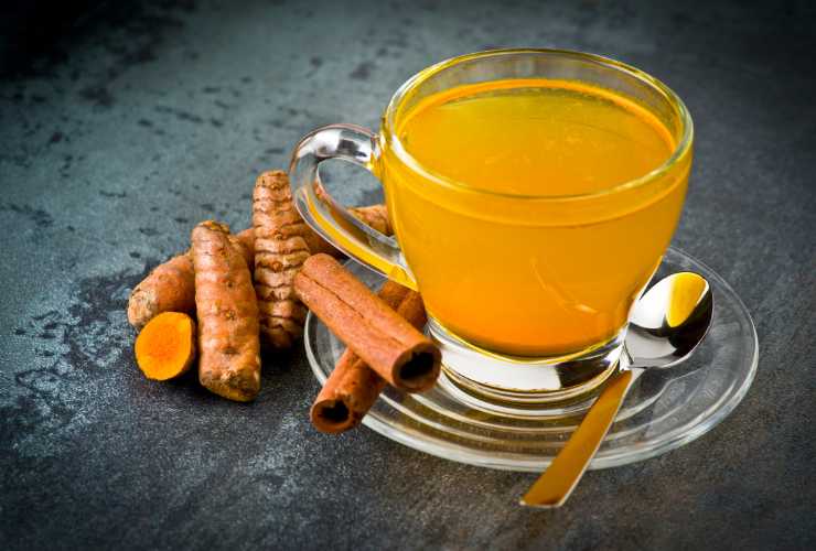 Tisana alla curcuma in estate per l'umore - RicettaSprint