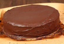 Sforno questa torta al cioccolato da anni, nessuno la batte: impossibile dire di no a tanta cioccolatosa morbidezza Torta al cioccolato
