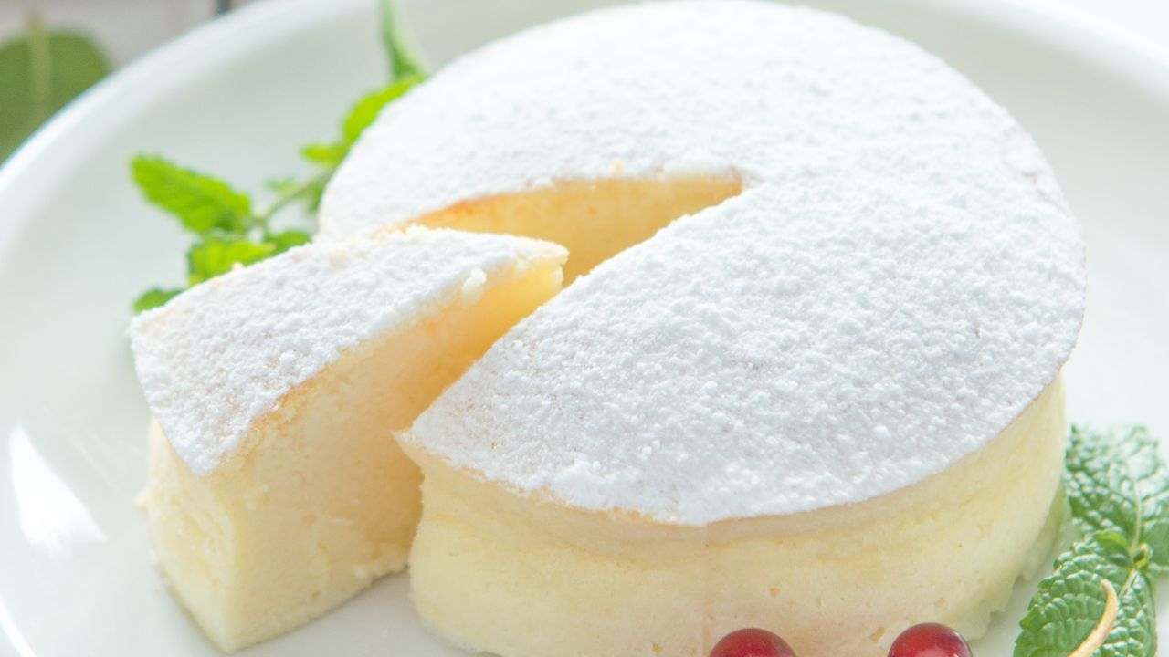Torta albumi e yogurt in friggitrice ad aria