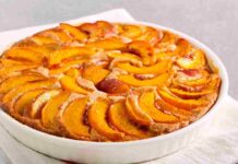 Sembra una normale torta con le pesche, ma questa è perfette per celiaci e intolleranti al glutine: basta eliminare un ingrediente ed è fatta Torta con le pesche e la ricotta