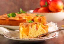 Alle mele sostituisco le pesche, è così buona che non rimarranno nemmeno le briciole sul vassoio Torta di pesche morbida - RicettaSprint