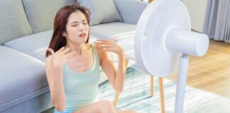 Una ragazza preda del caldo eccessivo