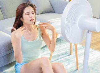 Una ragazza preda del caldo eccessivo