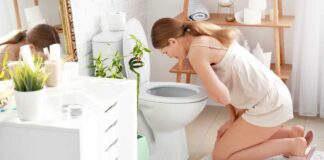 Una donna che sta vomitando in casa