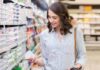 Una donna che compra yogurt al supermercato