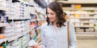 Una donna che compra yogurt al supermercato