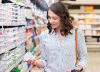 Una donna che compra yogurt al supermercato