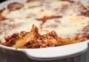 Ziti spezzati a mano, profumo della domenica e sapore di famiglia, ecco il forno acceso che fa festa