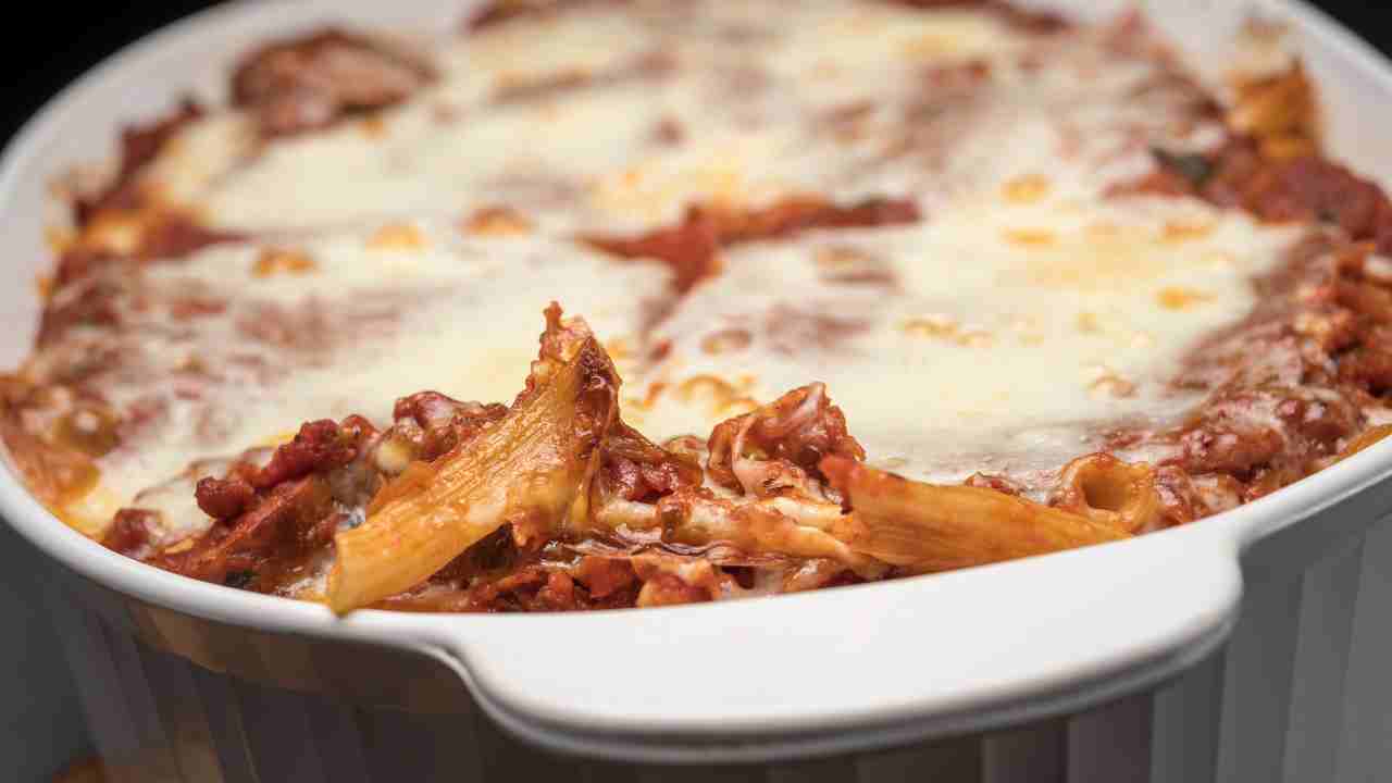 Ziti spezzati a mano, profumo della domenica e sapore di famiglia, ecco il forno acceso che fa festa