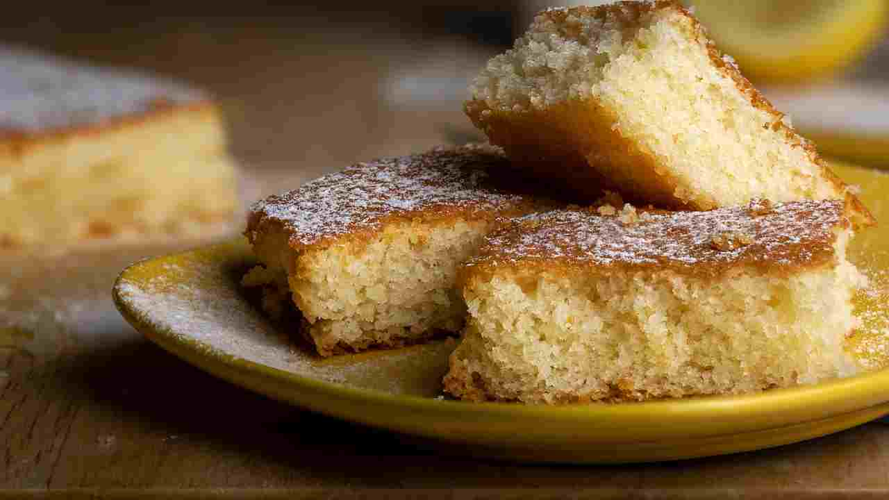 60 minuti e via, la cucina profumerà di limone e il mio palato griderà ancora. Ecco la torta soffice come la fa mia mamma ricettasprint.it