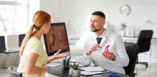 Un consulto in corso di una donna da un gastroenterologo