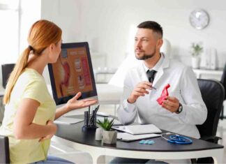 Un consulto in corso di una donna da un gastroenterologo
