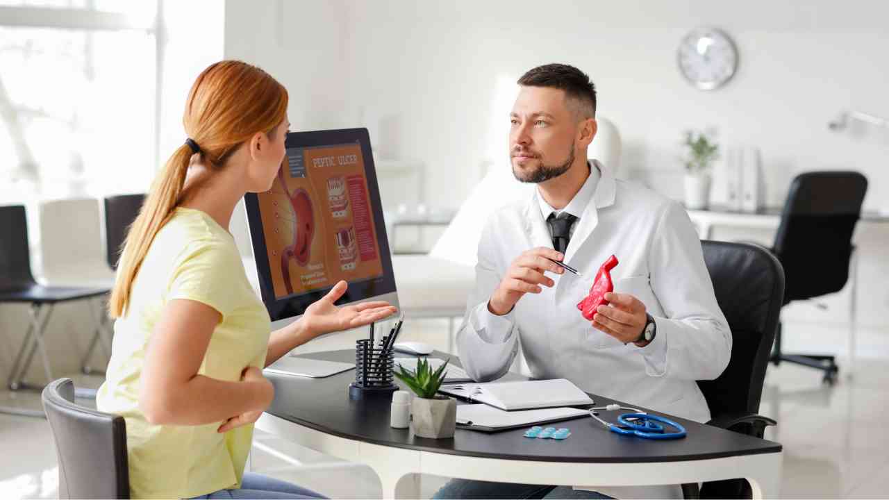 Un consulto in corso di una donna da un gastroenterologo