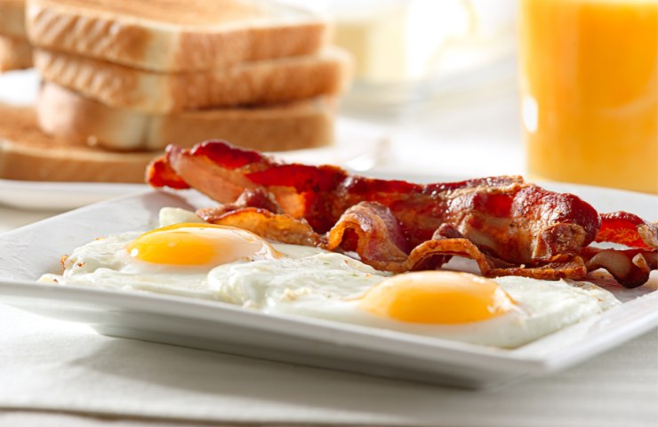 Una colazione salata con uova e bacon