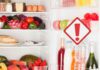 Un frigorifero aperto con degli alimenti all'interno e sullo sportello