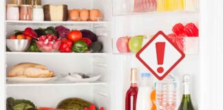 Un frigorifero aperto con degli alimenti all'interno e sullo sportello