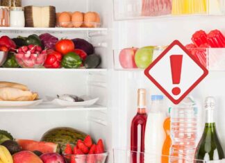 Un frigorifero aperto con degli alimenti all'interno e sullo sportello