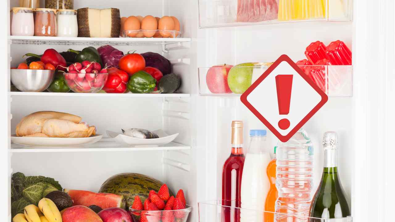 Un frigorifero aperto con degli alimenti all'interno e sullo sportello