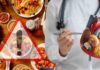 Alimenti a colazione ed un cardiologo con un modello del cuore