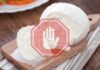 Della mozzarella su un tagliere