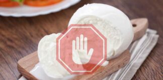 Della mozzarella su un tagliere