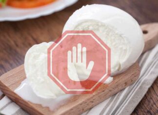 Della mozzarella su un tagliere