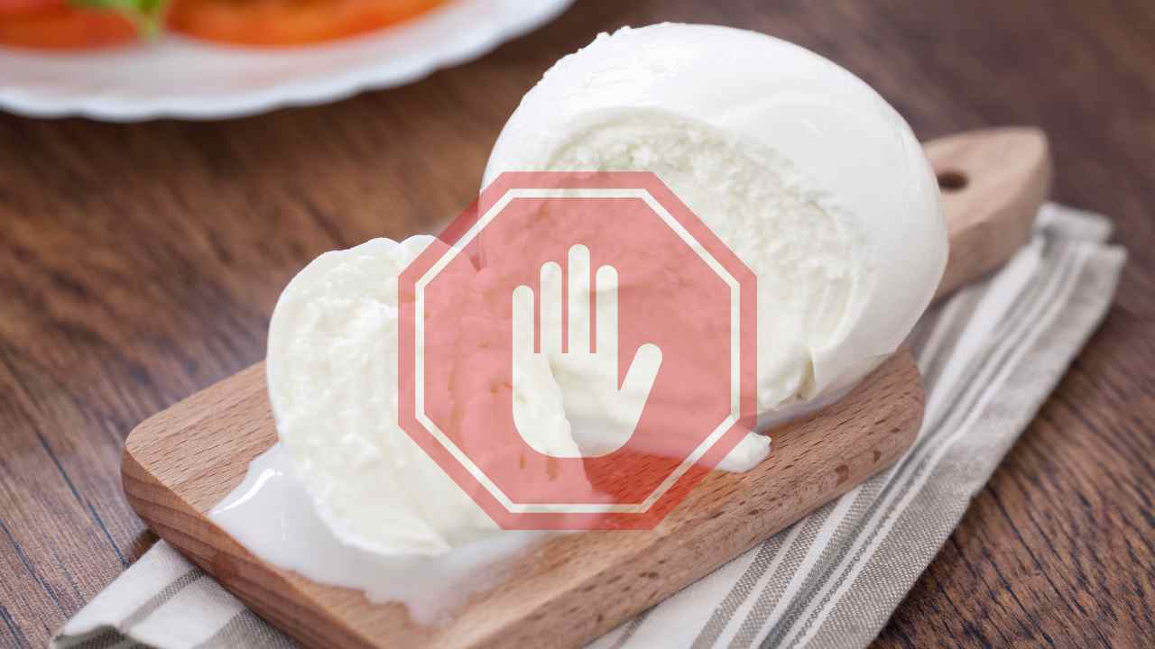 Della mozzarella su un tagliere