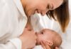Una donna che allatta suo figlio neonato