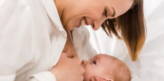Una donna che allatta suo figlio neonato