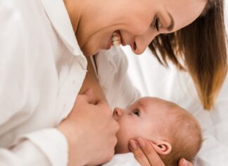 Una donna che allatta suo figlio neonato