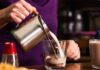 Latte e cacao versato in un bicchiere