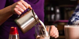 Latte e cacao versato in un bicchiere