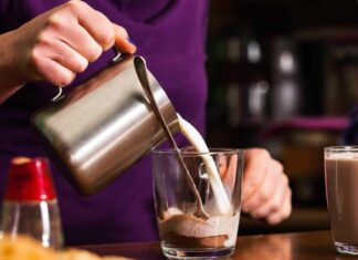 Latte e cacao versato in un bicchiere