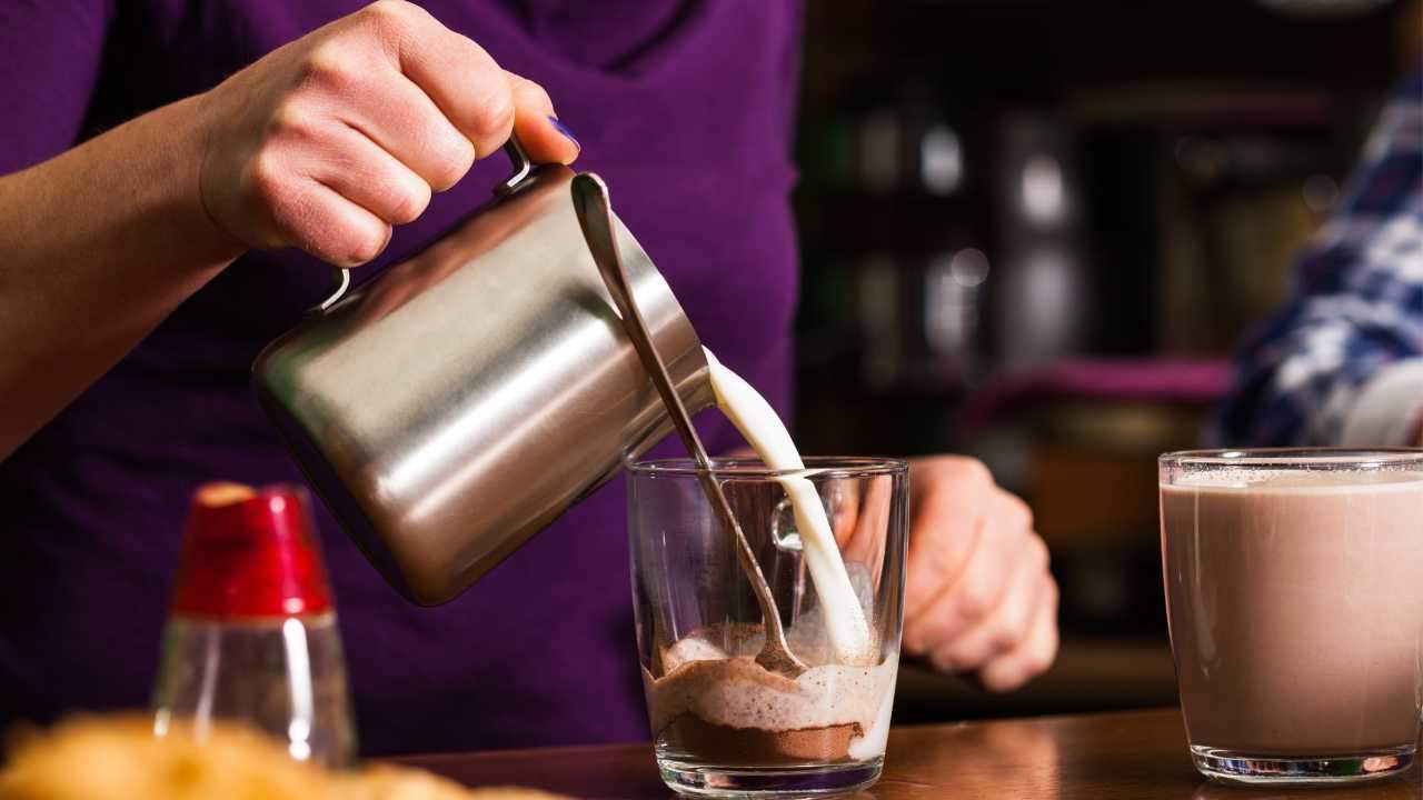 Latte e cacao versato in un bicchiere
